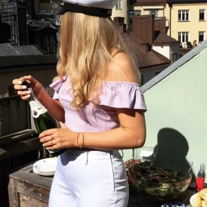  - Säljer en liten lila topp från Zara. Använd en gång så är typ verkligen helt ny.