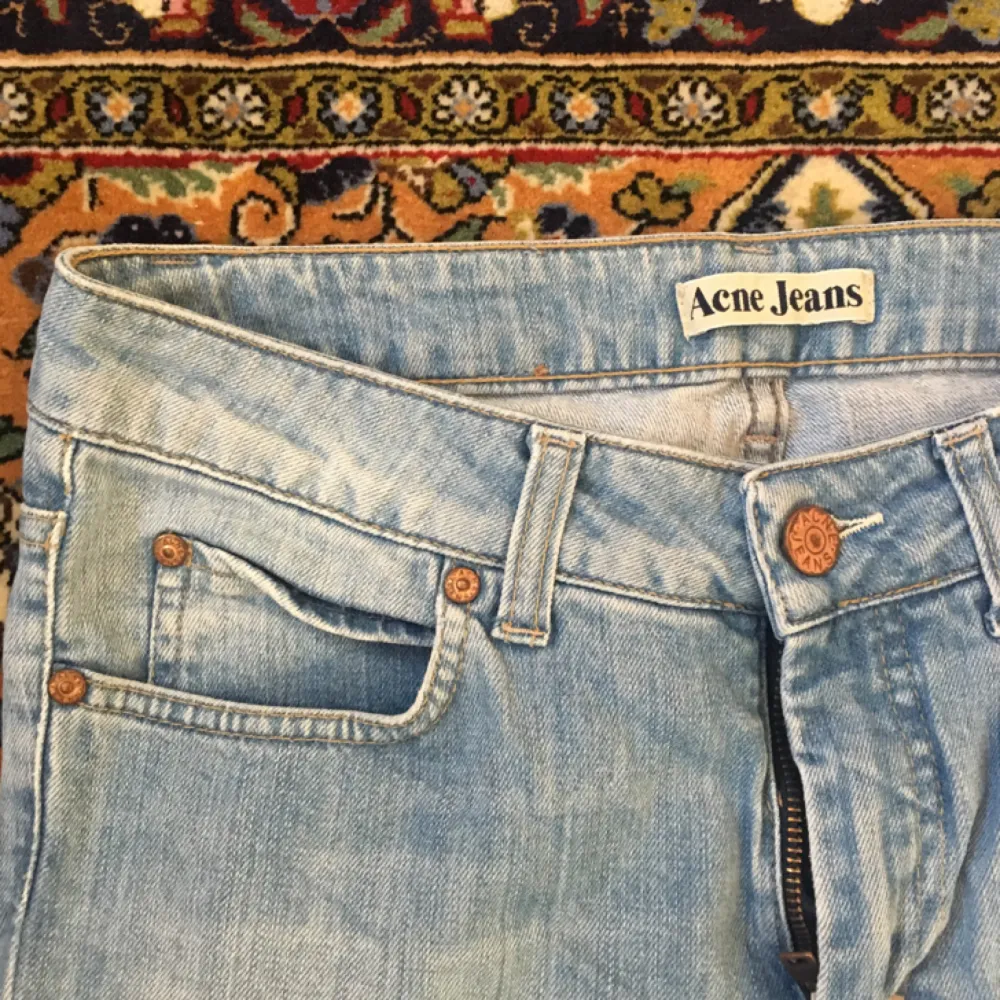 Snygga ljusblåa jeans från Acne! Frakt ingår i priset om vi inte kan mötas upp i Lund!⭐️. Jeans & Byxor.