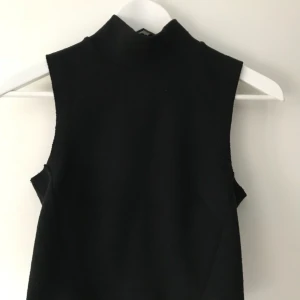  - Top med turtleneck och lite croppad. 94% Polyester, 6% Elastan. 3 för 2 på alla annonser.