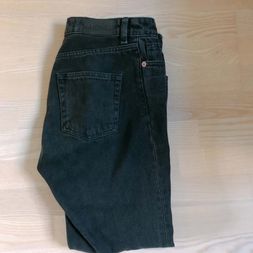 Högmidjade kimono-jeans från Monki i storlek 27! Den svarta färgen lutar åt det mer ”slitna”, mörkgråa hållet. Byxorna köptes för endast några månader sedan för 400kr. Mötes upp i Stockholm, annars står köparen för frakt. . Jeans & Byxor.