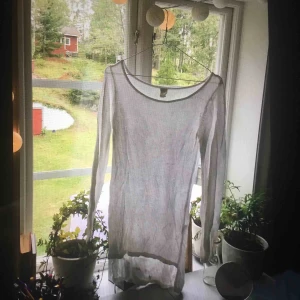  - Jättesnygg kofta!  Den är i storlek L, men passar även M och S! Väldigt stretchig! Den har en liten gul fläck ungefär på mitten, men jag tror man kan ta bort den! 