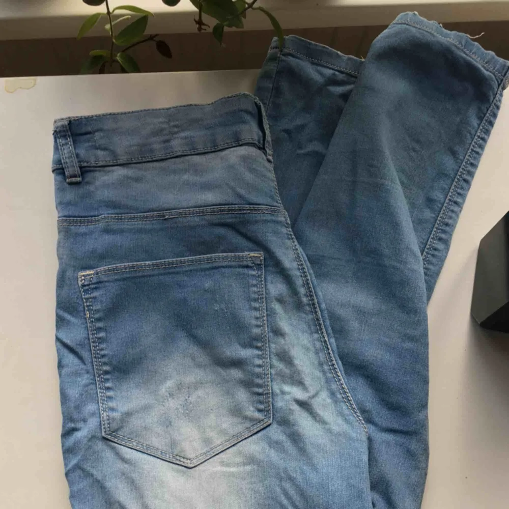 Snygga skinny jeans i relativt bra skick. Passar folk runt 160cm i längd. Frakt inkl. i pris. Skicka pm för frågor ❤️. Jeans & Byxor.
