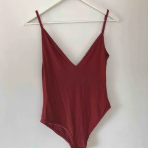  - Body från Boohoo i jättefin rostig färg. Aldrig använd, prislapp kvar! 