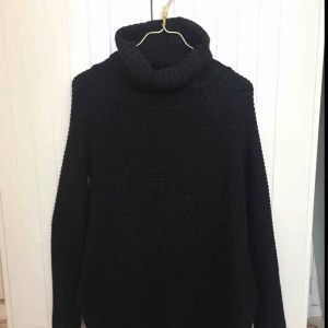  - Lång stickad tröja i bra skick, ordinariepris ca 1300kr stl XS men passar även S 