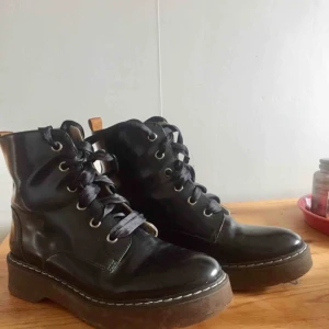  - VEGANSKA kängor i ekologiskt vattentätt mikrofiber från Nae-shoes. 1 år gamla, superfint skick! Liten defekt se bild 3. Snygga klassiska kängor med lite smalare fot än Dr Martens. Säljes på grund av att jag gillar stilen med bredare fot. Nypris 1400:-