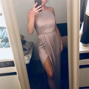  - Klänning ifrån asos som inköptes för drygt ett år sedan, klänningen är i storlek petit och passar mig som är 160 perfekt. Ändats använd en gång.