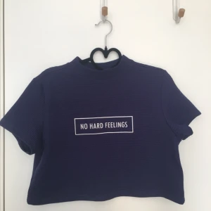  - ”No hard feelings” crop top i färgen lila. Gratis frakt. 