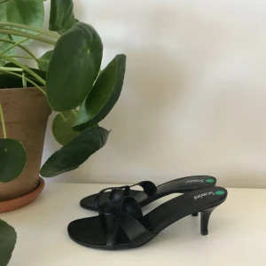  - Super söta svarta sandaletter i svart