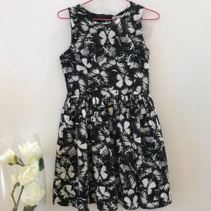  - Otroligt fin svart&vit klänning med fjärilsdetaljer✨🦋