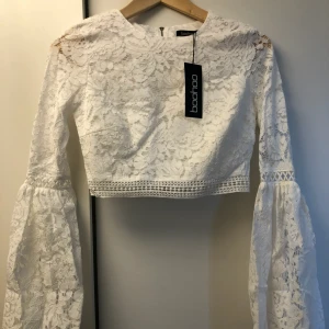  - En söt spets topp i vitt ! Aldrig Använd!  Frakt ingår 