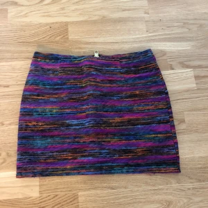  - Färgglad kort kjol. Frakt inkluderad. 