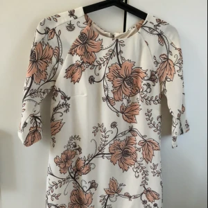  - Fin klänning från bikbok använd en gång. Storlek XS  Fraktar, köparen står för frakten 