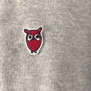 - Grå sweater från knowledge cotton apparel. Inte säker på storleken. 