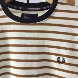  - Fred Perry långärmad tröja nyskick. Senapsgula ränder med en liten logga på bröstet. 100% bomull.