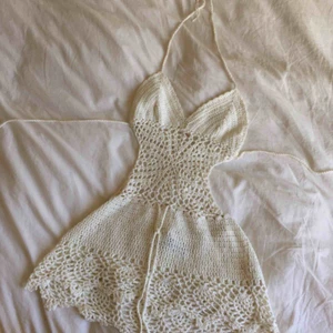  - Superfin stickad klänning, bar rygg vit
