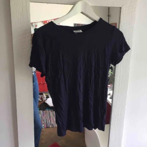 - fin basic marinblå t-shirt från weekday i tunnt material!