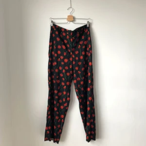  - Vida sköna byxor i mörkblått och rött blommönster. Säljer även matchande överdel.