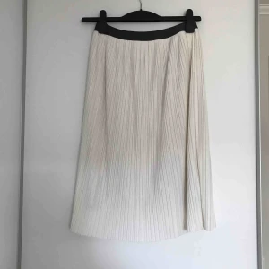  - Vit plisserad kjol från Uniqlo. Aldrig använd med prislapp kvar.