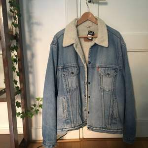 Vintage Levis Jeans jacka inköpt på asos Market. Over size, snygg färg och i gott skick. Frakt tillkommer alt. mötas upp i Stockholm 