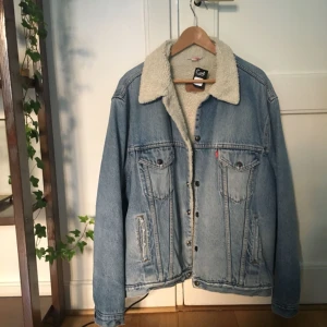 - Vintage Levis Jeans jacka inköpt på asos Market. Over size, snygg färg och i gott skick. Frakt tillkommer alt. mötas upp i Stockholm 