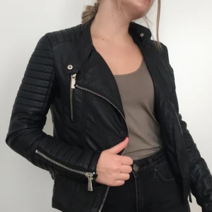  - Svart skinnjacka, ”Moto-jacket” från Chiquelle. Storlek XS/36. Nypris 699 kr. Knappt använd. Säljer pga just detta. Men väldigt snygg!!