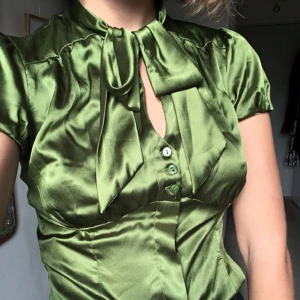  - Smaragdgrön blus! Jättevacker och passar till det mesta. Defektfri, frakt tillkommer om ej möte i Sthlm bestäms. 