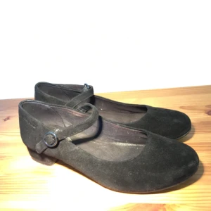  - Pumps i svart mocka. Klassiska pumps med låg klack. I stort sett oanvända.    Frakt 115 kr (postnord blå box l)