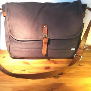  - Sandqvist axelbandsväska. Rymmer laptop av standardstorlek. Mörkblå canvas med läderdetaljer. Använd och något solblekt.