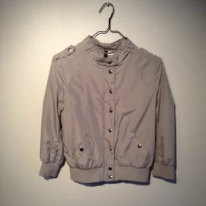 Cool tunn grå sommarjacka från H&M. Jättefint skick! Dragkedja+knappar, 2 fickor - Cool tunn grå sommarjacka från H&M. Jättefint skick! Dragkedja+knappar, 2 fickor