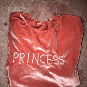  - Snygg t-shirt med texten princess💜 köparen står för frakten