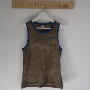  - Hollister linne som använts 1-2 gånger.  Så är i riktigt bra skick! Pris 30kr, kan skickas om köparen står för frakt. Betalas med swish🎉