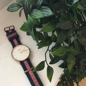  - Äkta daniel wellington klocka med ett fungerande batteri. Inga fel utan att bandet e lite smutsig. Säljs pga den inte kommer till användning. Frakt: 39 kr. Vid fler frågor kontakta mig🎀🎀