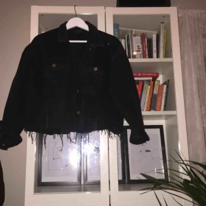  - Svart jeansjacka ifrån Monki. Croppat den lite själv och rippat längst kanten för en lite tuffare look. Pris ka diskuteras. 
