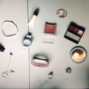  - Nit-armband: 10 kr  Foundation från loreal nr10 (BB medium): 15 kr  GRL PWR (girl power) armband: 10 kr  Klocka utan batteri (oanvänd): 50 kr  Oanvänt glitter läppglans i vitt: 10 Oanvänd rosa ögonskugga: 20 kr  Oanvänd ögonskugga (trepack): 25 kr 