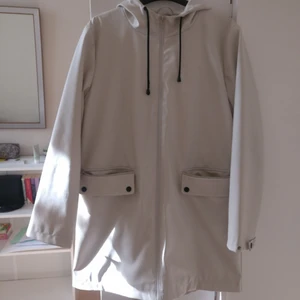  - Jättefin regnjacka från zara, har tyvärr klantat mig (bild två) och fått ett litet steck på ärmen från en penna! 