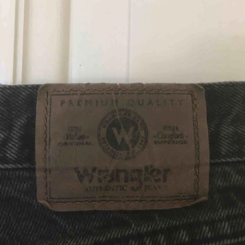 Fina svartgråa vintage Wranglerjeans inhandlade på Beyond Retro. Storlek 30/30 men de är avklippta. Passar bra på mig som är 173 cm, förmodligen ännu bättre på någon som är kortare. Säljes pga en aning för stora i midjan. Frakt är inräknat i priset.. Jeans & Byxor.