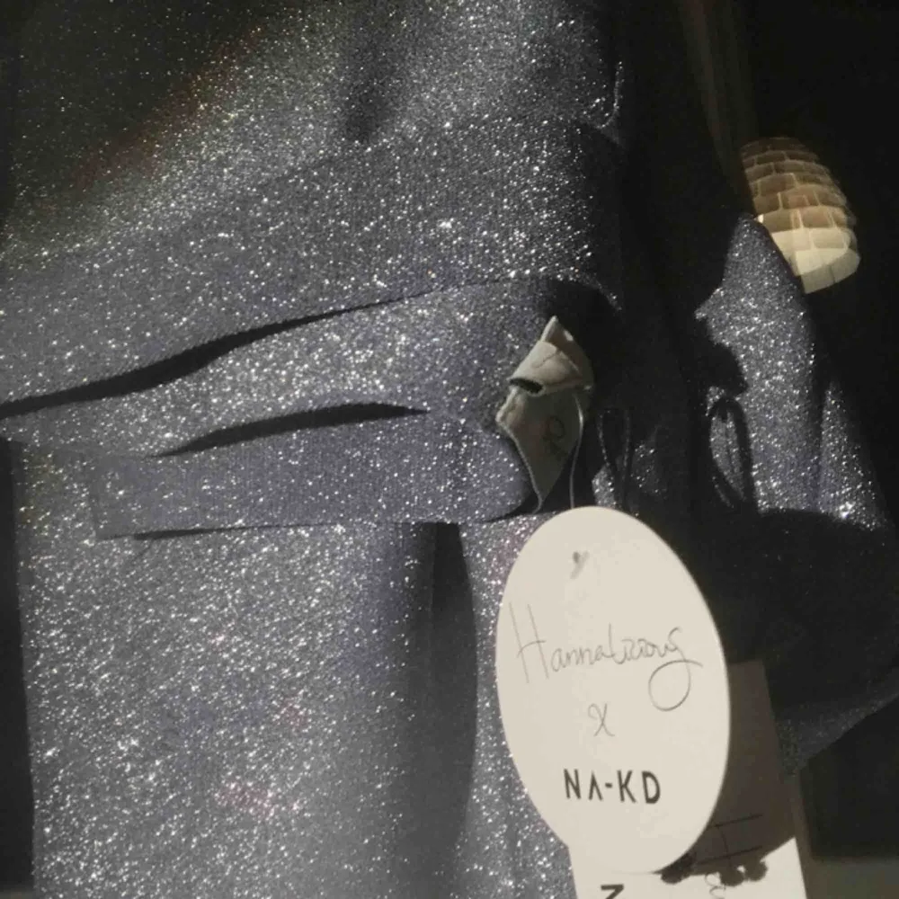Hannalicious x NAKD glitter byxor. Aldrig använda, prislapp kvar. Frakt tillkommer 🌸. Jeans & Byxor.