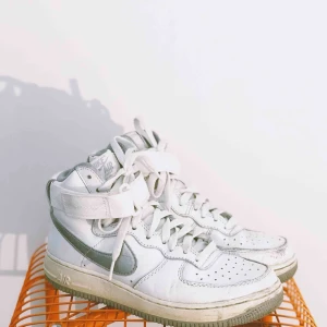 Nike air force 1 high  - Nike air force 1 high. Något slitna men extremt sköna och varma, passar för höst och vinter! Bra i storleken 