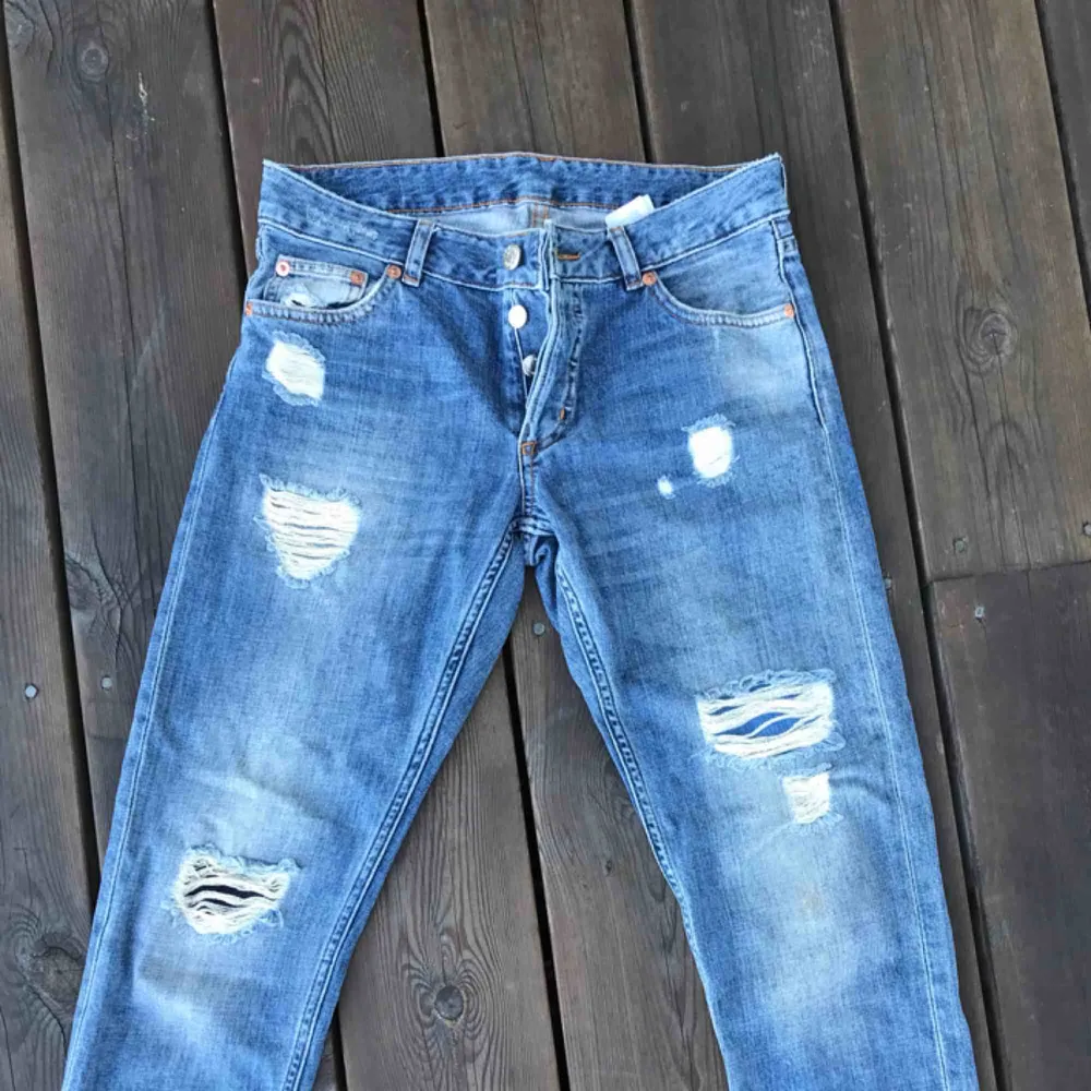 Mjuka jeans från Monki stl 24, låg midja, rak passform, ej stretch, slitna detaljer, sparsamt använda. . Jeans & Byxor.