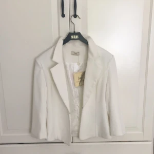  - Vit kavaj i storlek S. Aldrig använd med prislapp kvar 