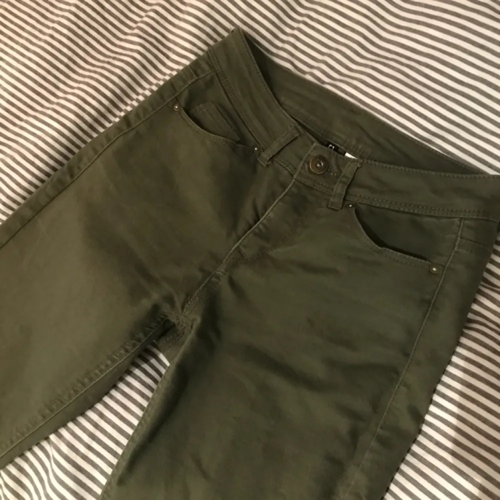 Mörkt gröna jeans som kommer vara supersnygga i höst! . Jeans & Byxor.