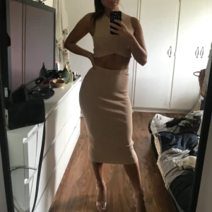  - Ribbat set ifrån bikbok i Stl XS men passar även dig i stl S då det är stretch i materialet. :) Färgen är beige! Köparen står för frakten!