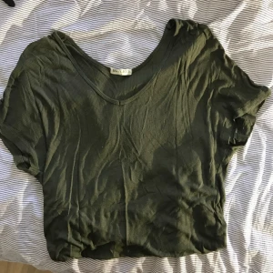  - Grön V-ringad tshirt från brave soul. Köpt på ullared för något år sedan. skönt material. funkar även för en M i storleken. köparen står för frakten.