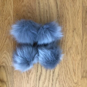  - Bollar att sätta på skosnören, de är väldigt väldigt fina men jag har inte använt dem sen inköpet (de var rätt dyra styck, därav priset). Åskmolnsblå. 