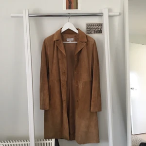  - Världens finaste mockakappa. Köpt second hand. Det står strl 42 i den men den är ganska tight, framförallt i ärmarna, på mig som har strl XS/S. Iaf, i otroligt fint skick och alldeles underbar! 