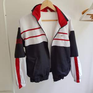 Ascool vintage Lacoste windbreaker. Den är barnstorlek 176 men skulle säga att det motsvarar s-m dam :) frakt tillkommer