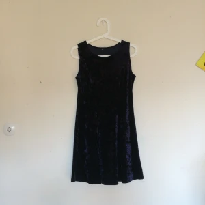  - Mörklila sammetsklänning köpt SecondHand i Berlin. Hänger i garderoben och förtjänar därför ett nytt hem. Bra skick och passar S-M. 