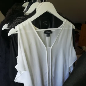  - Blus från atmosphere. Passar storlek 36-38. Oanvänd