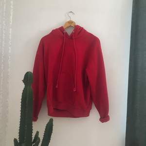 En jätte skön och fin Weekday hoodie i färgen röd som jag köpte för 500kr men säljer för 200kr🦋