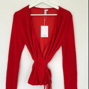  - Sprillans ny oanvänd omlotttröja i lite glansigt körsbärsrött tyg från &Other Stories med superfina detaljer🍒